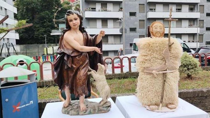 Las dos imágenes que hoy ha ocupado el lugar de la figura original, a la espera de que les coloquen el pañuelo de las fiestas de San Juan.