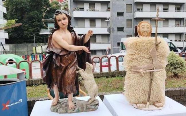 Las dos imágenes que hoy ha ocupado el lugar de la figura original, a la espera de que les coloquen el pañuelo de las fiestas de San Juan.