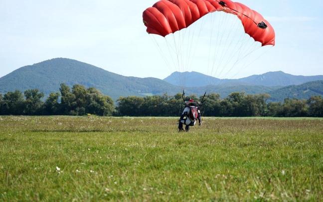 Un paracaidista durante un aterrizaje.