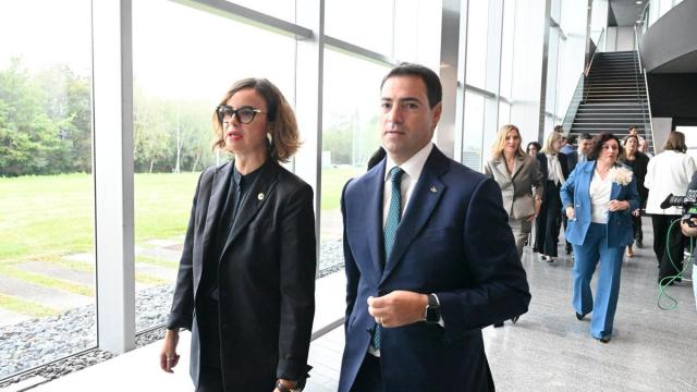 Pradales, junto a la diputada general de Bizkaia, Elisabete Etxanobe.