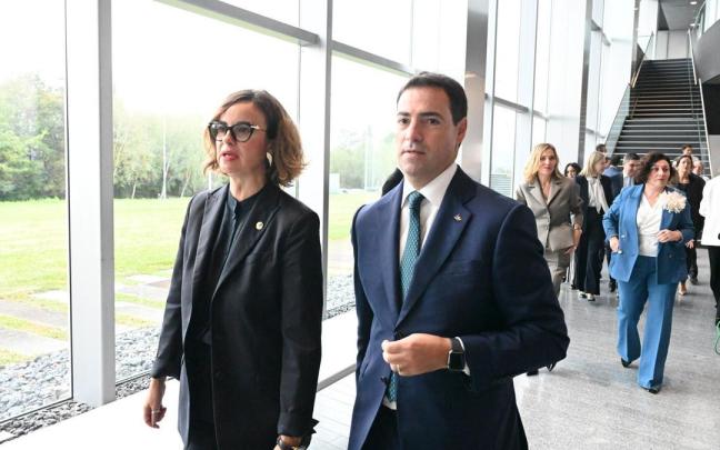 Pradales, junto a la diputada general de Bizkaia, Elisabete Etxanobe.