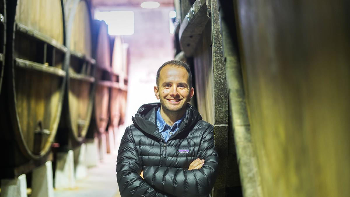 Ion Zapiain posa entre las kupelas que guardan los exquisitos caldos de Zapiain, que conquistan paladares dentro y fuera de Euskadi.