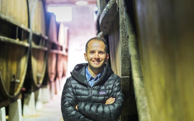 Ion Zapiain posa entre las kupelas que guardan los exquisitos caldos de Zapiain, que conquistan paladares dentro y fuera de Euskadi.