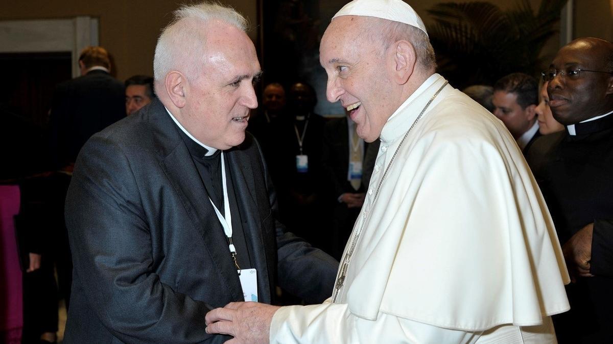 José María Guibert junto al Papa Francisco en una imagen de 2020.