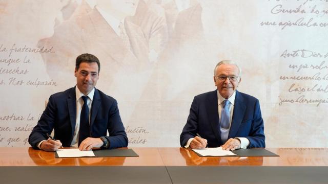 El lehendakari Imanol Pradales y el presidente de la Fundación ”la Caixa”, Isidro Fainé, firmaron un acuerdo reforzando la colaboración en materia social. / ARABA PRESS El lehendakari Imanol Pradales y el presidente de la Fundación ”la Caixa”, Isidro Fainé, firmaron un acuerdo reforzando la colaboración en materia social.
