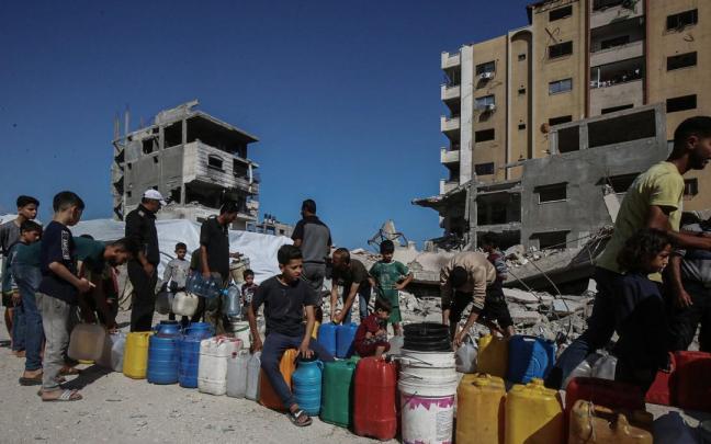 Un grupo de gazatíes esperan para recoger ayuda humanitaria. / Europa Press Un grupo de gazatíes esperan para recoger ayuda humanitaria.