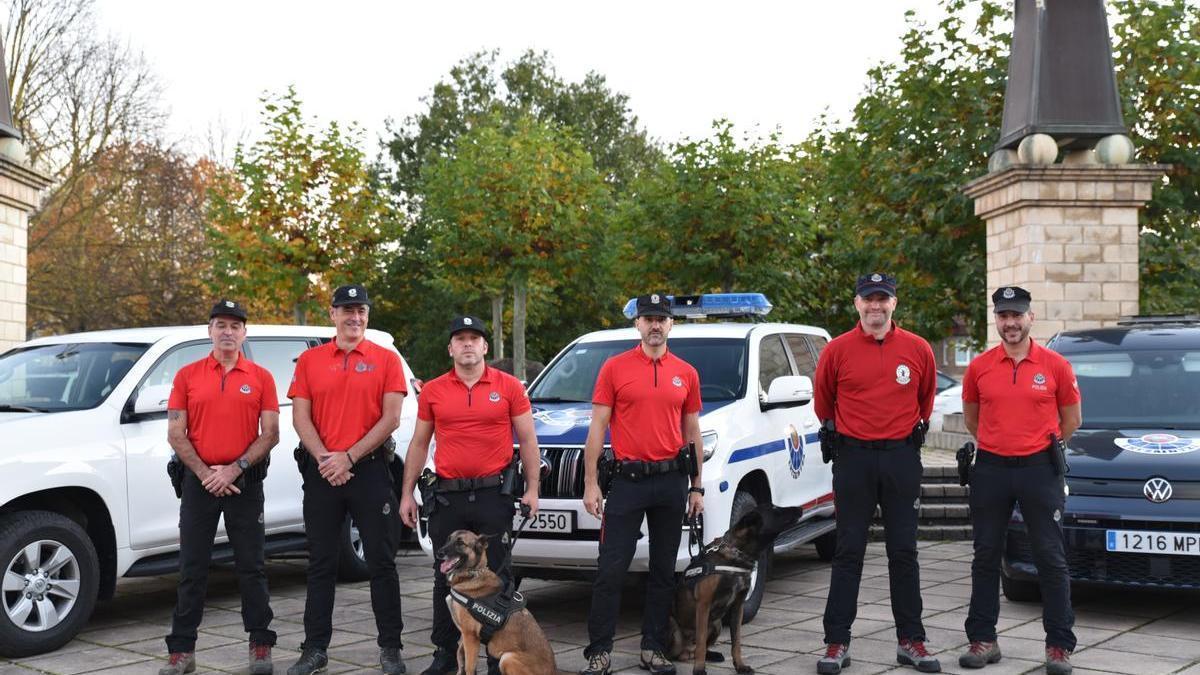 Los ertzainas desplegados en Valencia junto a sus perros.