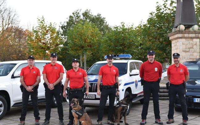 Los ertzainas desplegados en Valencia junto a sus perros.