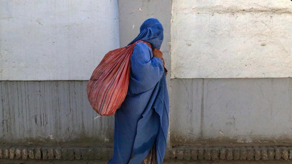 Una mujer con burka pasea por el centro de Kabul.