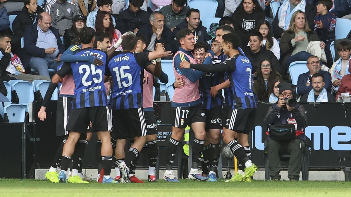 Los jugadores del Oviedo, colista de LaLiga, celebran un gol de la victoria contra el Celta por 0-3.