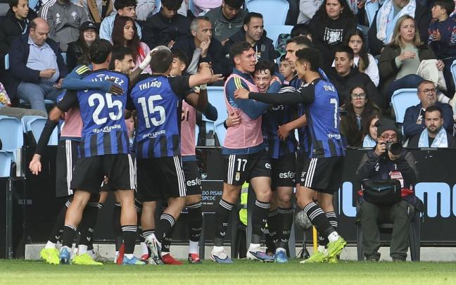 Los jugadores del Oviedo, colista de LaLiga, celebran un gol de la victoria contra el Celta por 0-3.