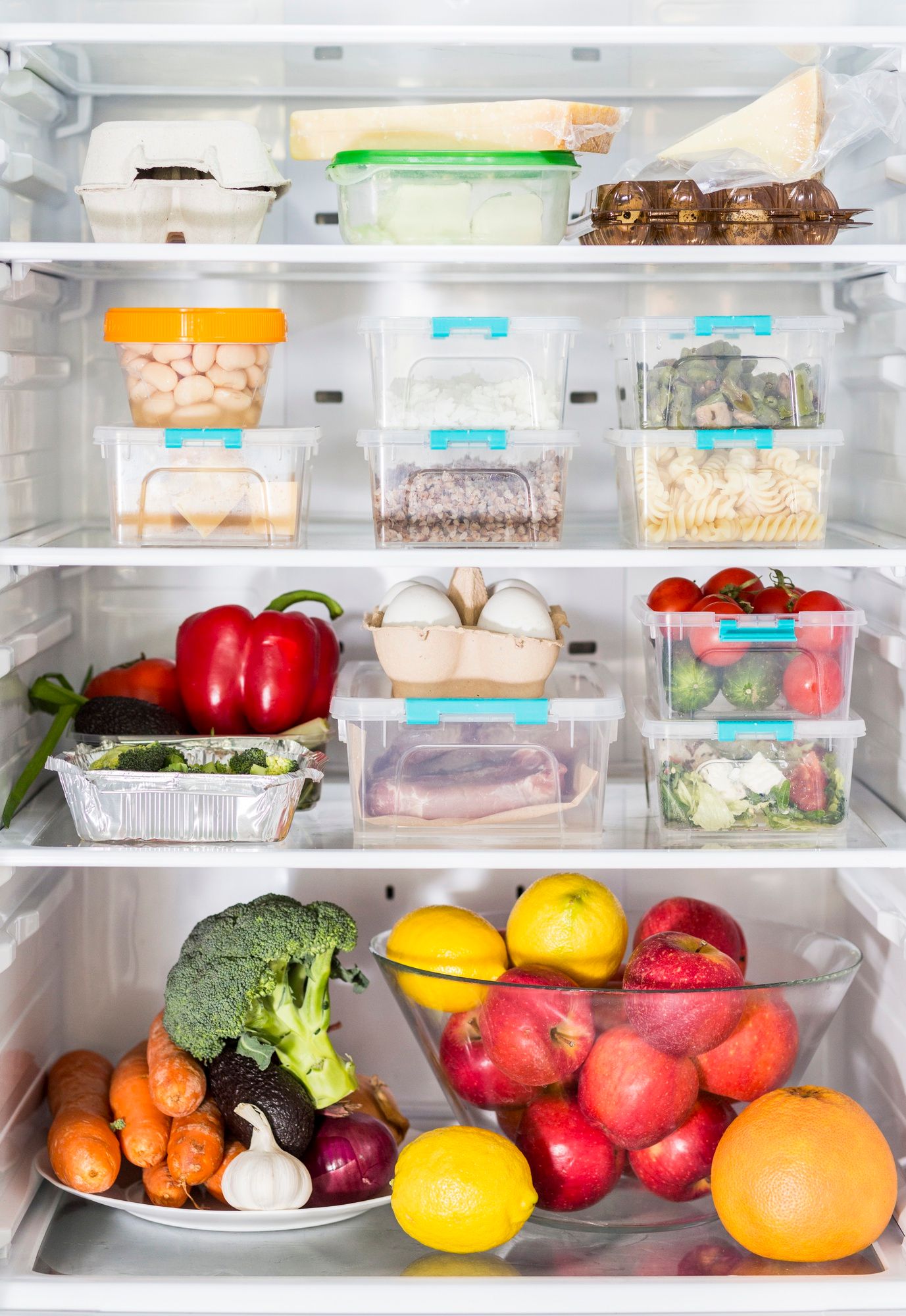 Alimento en tuppers ordenados por categorías.