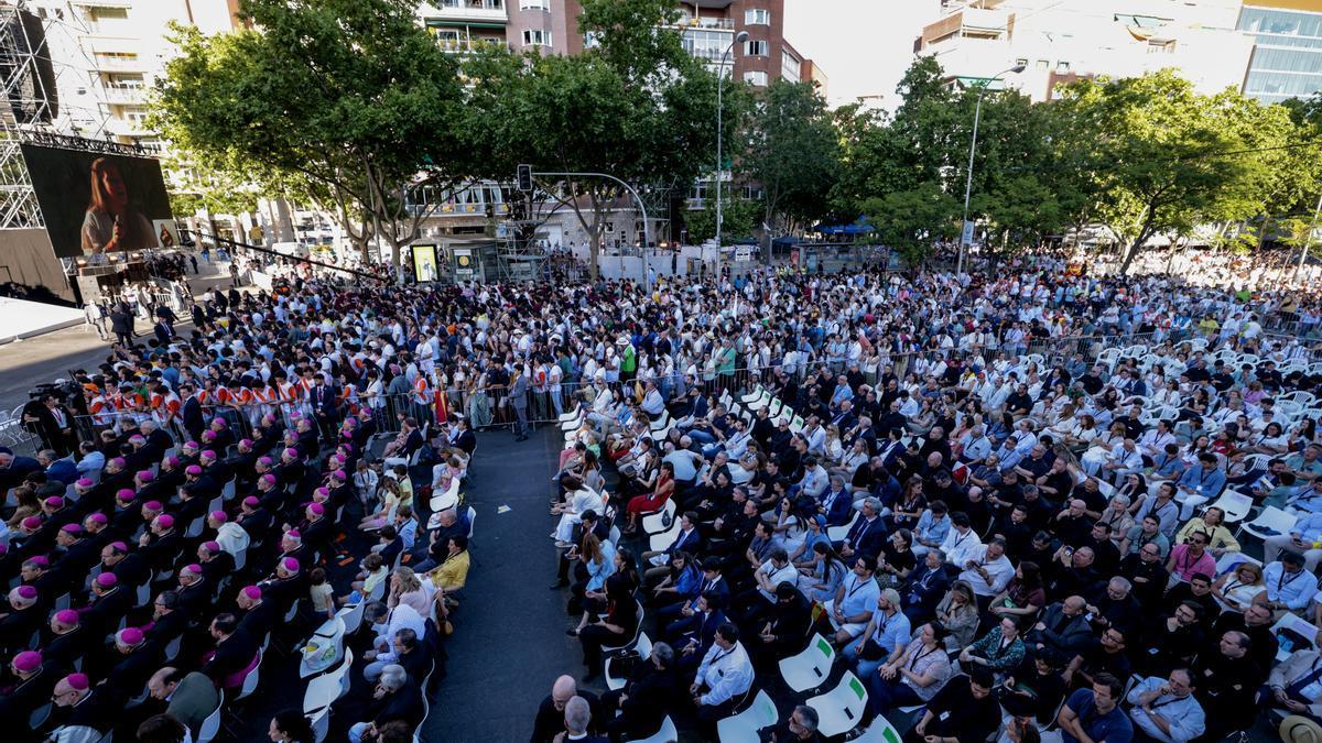 Miles de personas esperan la llegada del papa León XIV en la Plaza de Lima (Madrid).