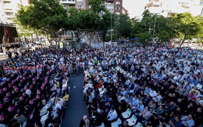 Miles de personas esperan la llegada del papa León XIV en la Plaza de Lima (Madrid).