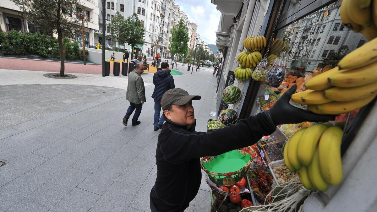 Raúl Guzmán, empleado de la frutería María Díaz de Haro 45.