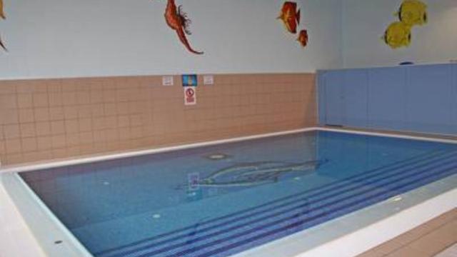 El tiempo máximo de uso de la piscina pequeña durante los días festivos y los fines de semana será de 45 minutos.