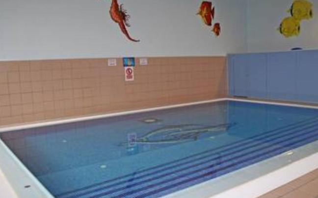 El tiempo máximo de uso de la piscina pequeña durante los días festivos y los fines de semana será de 45 minutos.