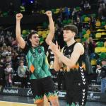 Álex Reyes, Denzel Andersson y Agustín Ubal celebran la victoria.