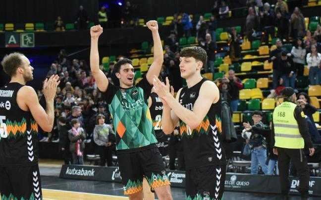 Álex Reyes, Denzel Andersson y Agustín Ubal celebran la victoria.