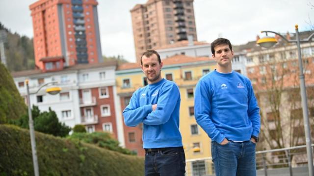 Aitor Elordi y José Javier Zabaleta posan en Eibar.