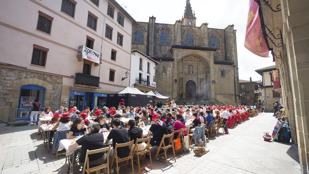 Herri bazkaria Herriko plazan