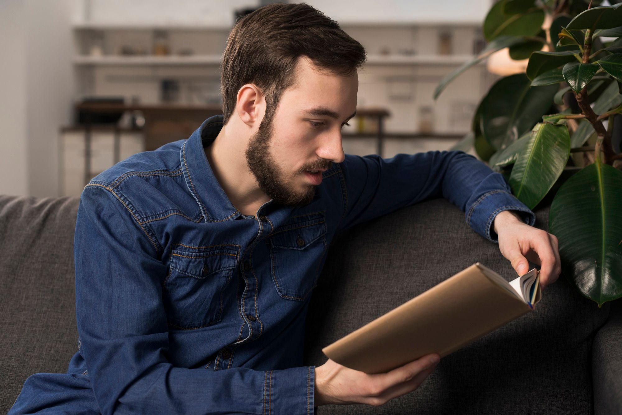 Un hombre disfruta de un rato de lectura en casa.
