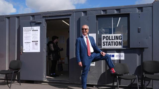 El líder de Reform UK, el ultraderechista Nigel Farage, acude a votar en los comicios del pasado jueves.