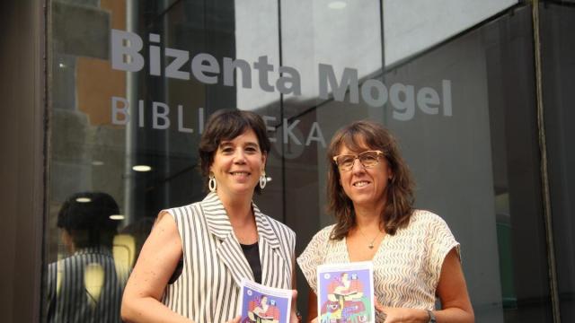 Paule Sánchez, presidenta Astarloa Kulturgintza, y Esti Albizu, coordinadora de la biblioteca municipal