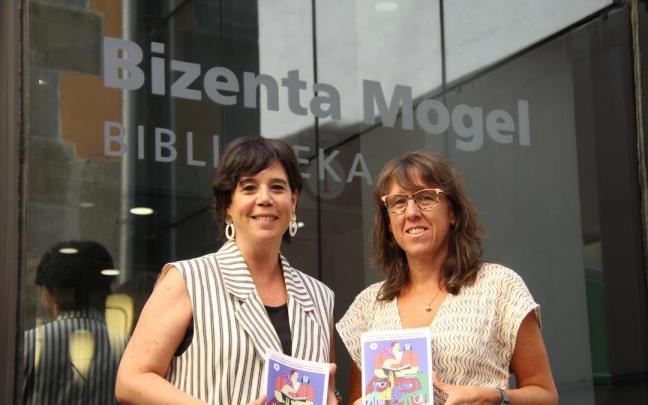 Paule Sánchez, presidenta Astarloa Kulturgintza, y Esti Albizu, coordinadora de la biblioteca municipal