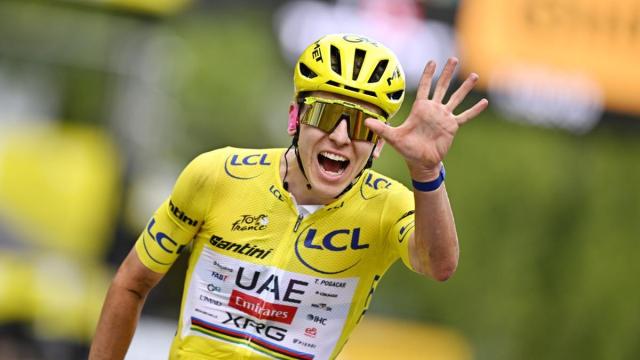 Pogačar celebra su triunfo en el Tour de Francia.
