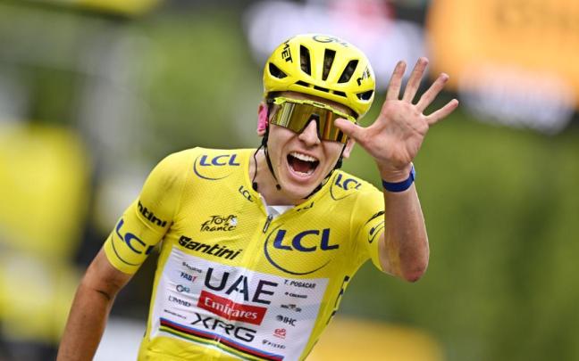 Pogačar celebra su triunfo en el Tour de Francia.