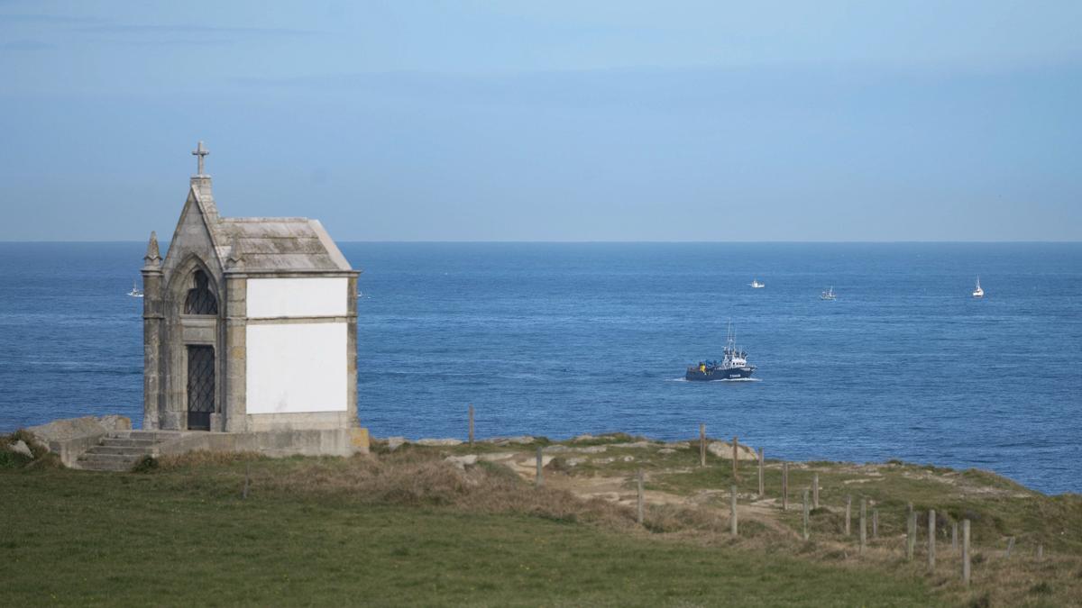 Varios pesqueros en la zona del lugar del suceso tras el naufragio de un pesquero frente a la costa de Santander.
