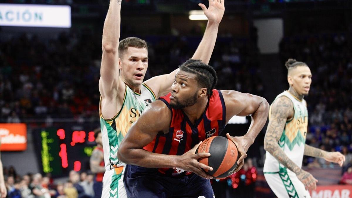 Enoch, en la imagen ante Sulejmanovic, también hizo un buen partido en el derbi