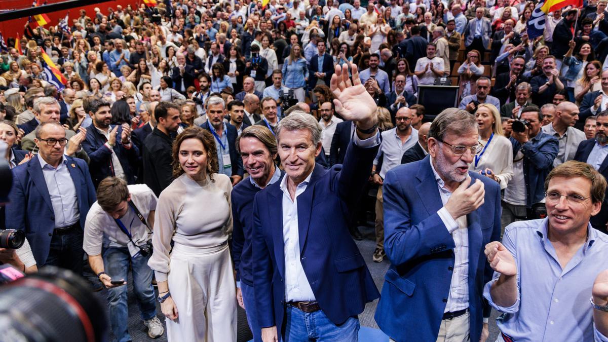 Ayuso, Aznar, Feijóo, Rajoy y Almeida, en el acto de precampaña de este sábado en Madrid