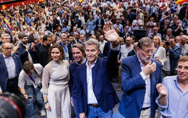 Ayuso, Aznar, Feijóo, Rajoy y Almeida, en el acto de precampaña de este sábado en Madrid