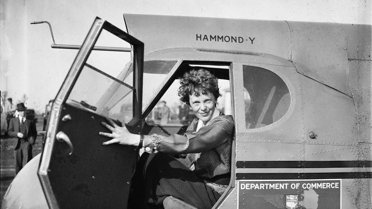 La aviadora Amelia Earhart en su avión.