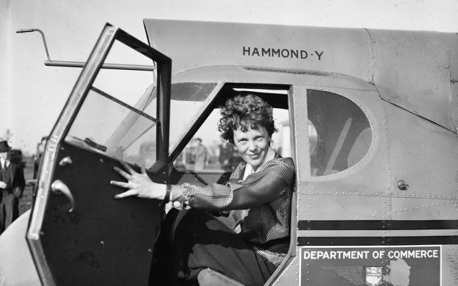 La aviadora Amelia Earhart en su avión.