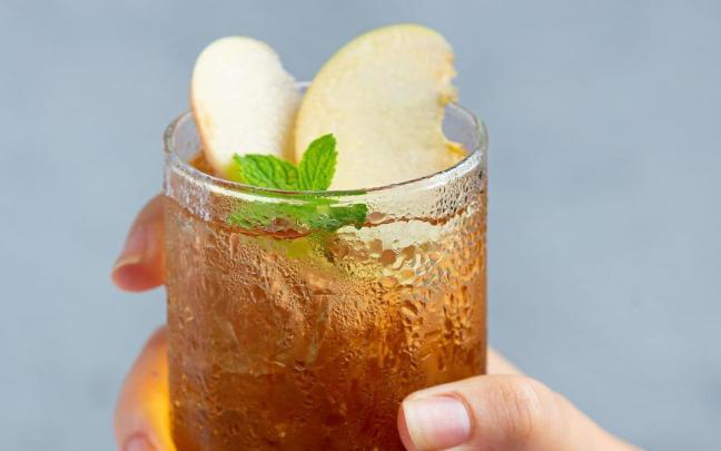 La kombucha es una bebida fermentada a base de té, azúcar y bacterias Scoby.