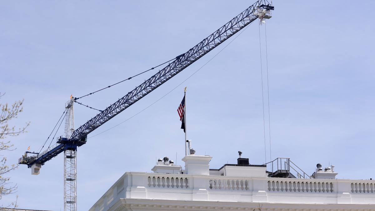 Una grúa en la construcción del nuevo salón de baile de la Casa Blanca en Washington DC, EEUU.