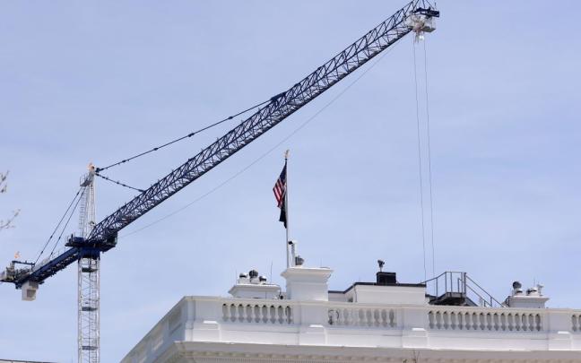 Una grúa en la construcción del nuevo salón de baile de la Casa Blanca en Washington DC, EEUU.