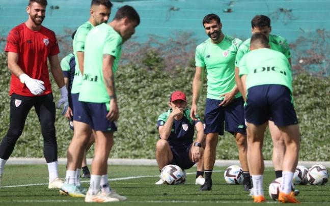 Ernesto Valverde sigue el trabajo de sus jugadores. Ernesto Valverde sigue el trabajo de sus jugadores.