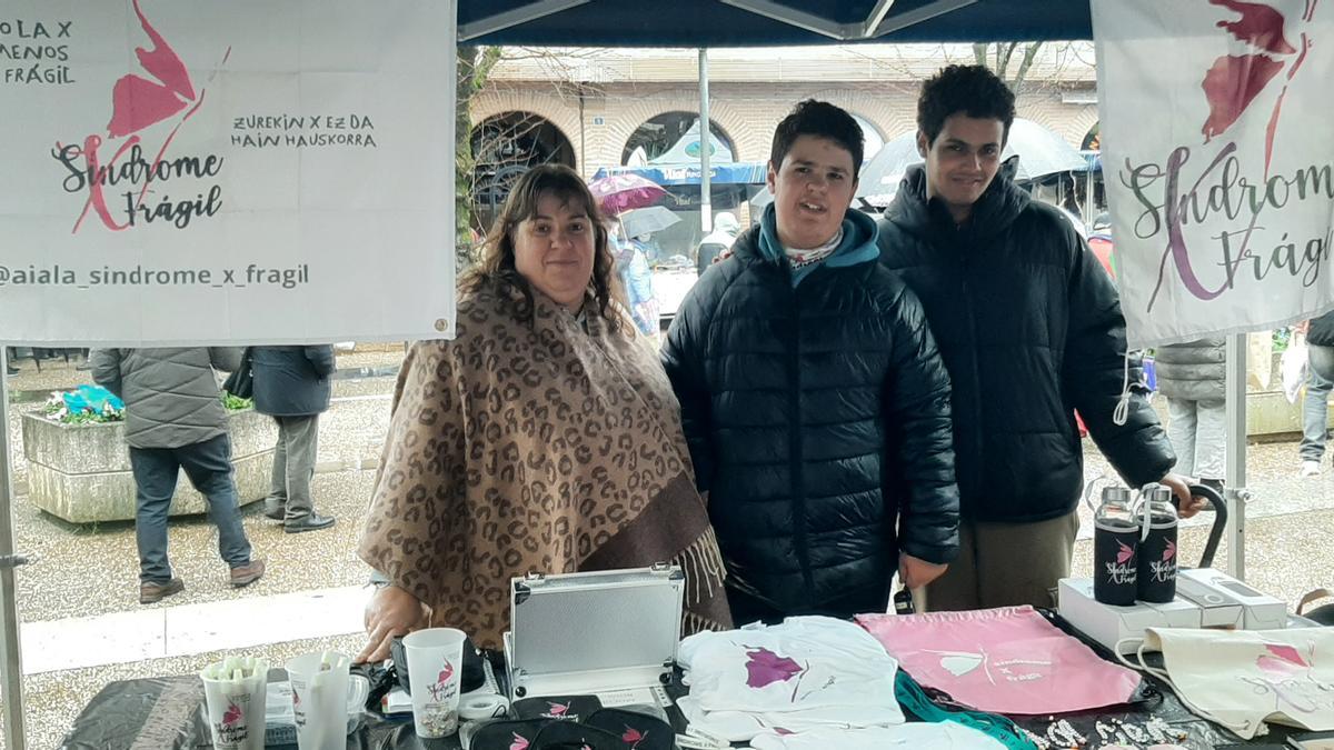 Stand de la asociación Aiala Síndrome X Frágil, beneficiaria de la feria