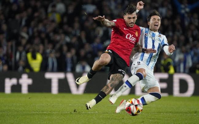 Zubimendi, en un lance del partido ante el Mallorca. / RUBEN PLAZA