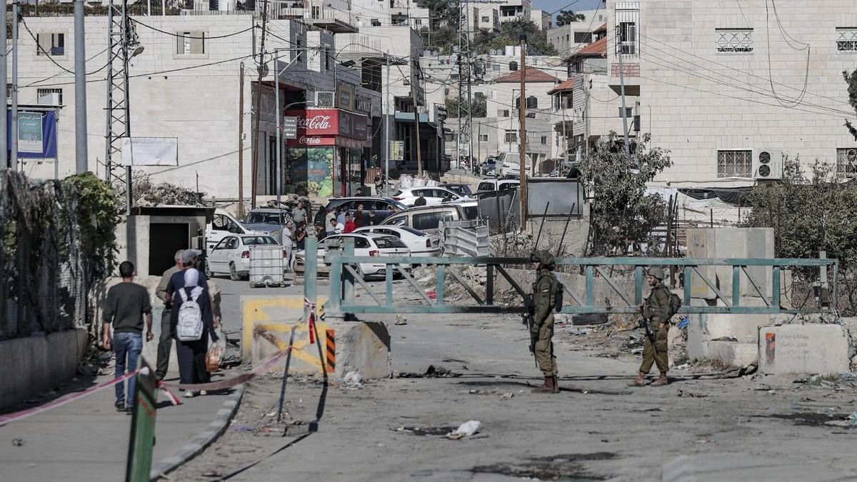 Soldados israelíes vigilan el paso a un localidad cisjordana de Sair.