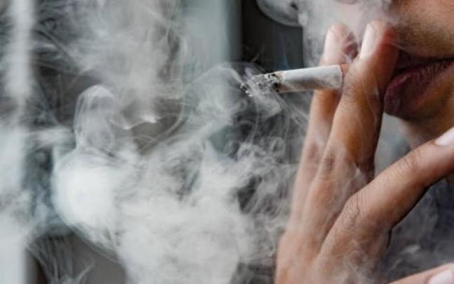 Una persona fumando.