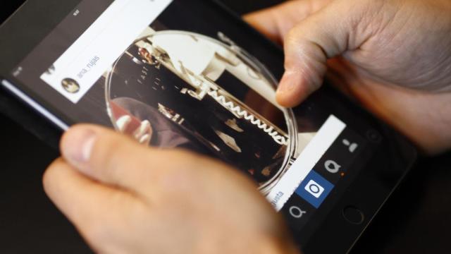 Un menor accede a una red social con su teléfono móvil.