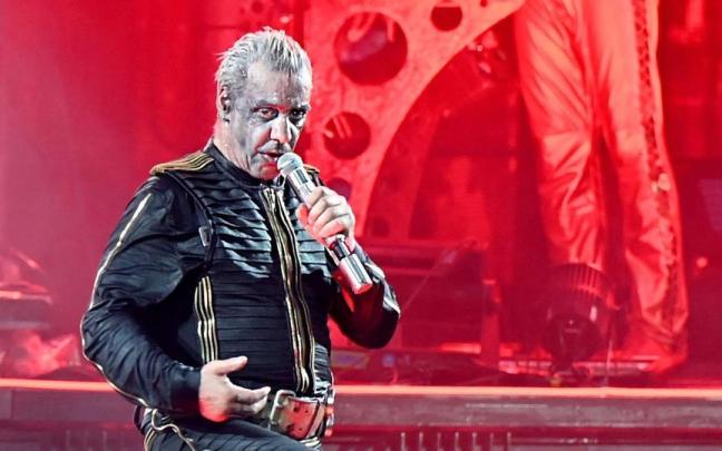 Till Lindemann durante un concierto. Till Lindemann durante un concierto.