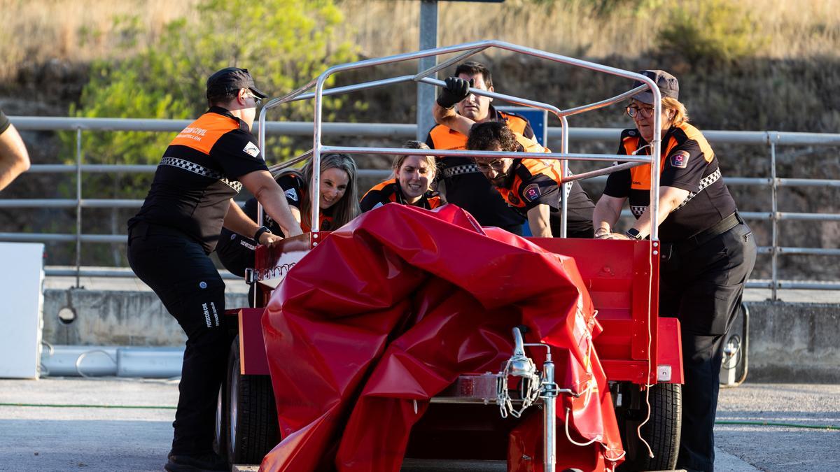 Miembros de Protección Civil trabajan en el incendio de Soneja.