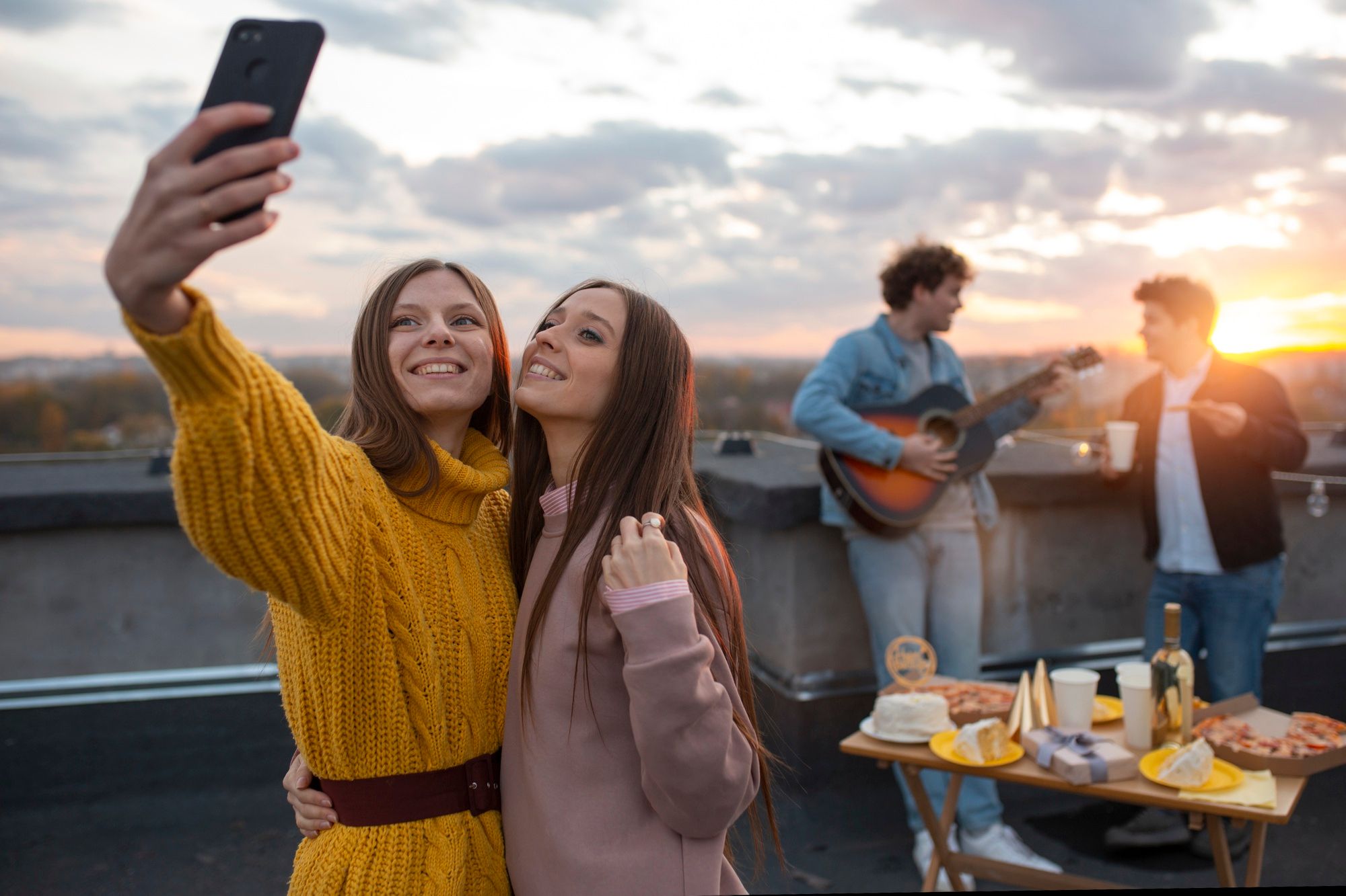Un grupo de amigos disfruta de una fiesta en la azotea de un edificio.