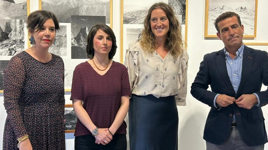 Los concejales Paule Sánchez y Carlos García, junto a la directora del Museo de Arte e Historia de Durango, Garazi Arrizabalaga, junto a la artista Ros Boisier